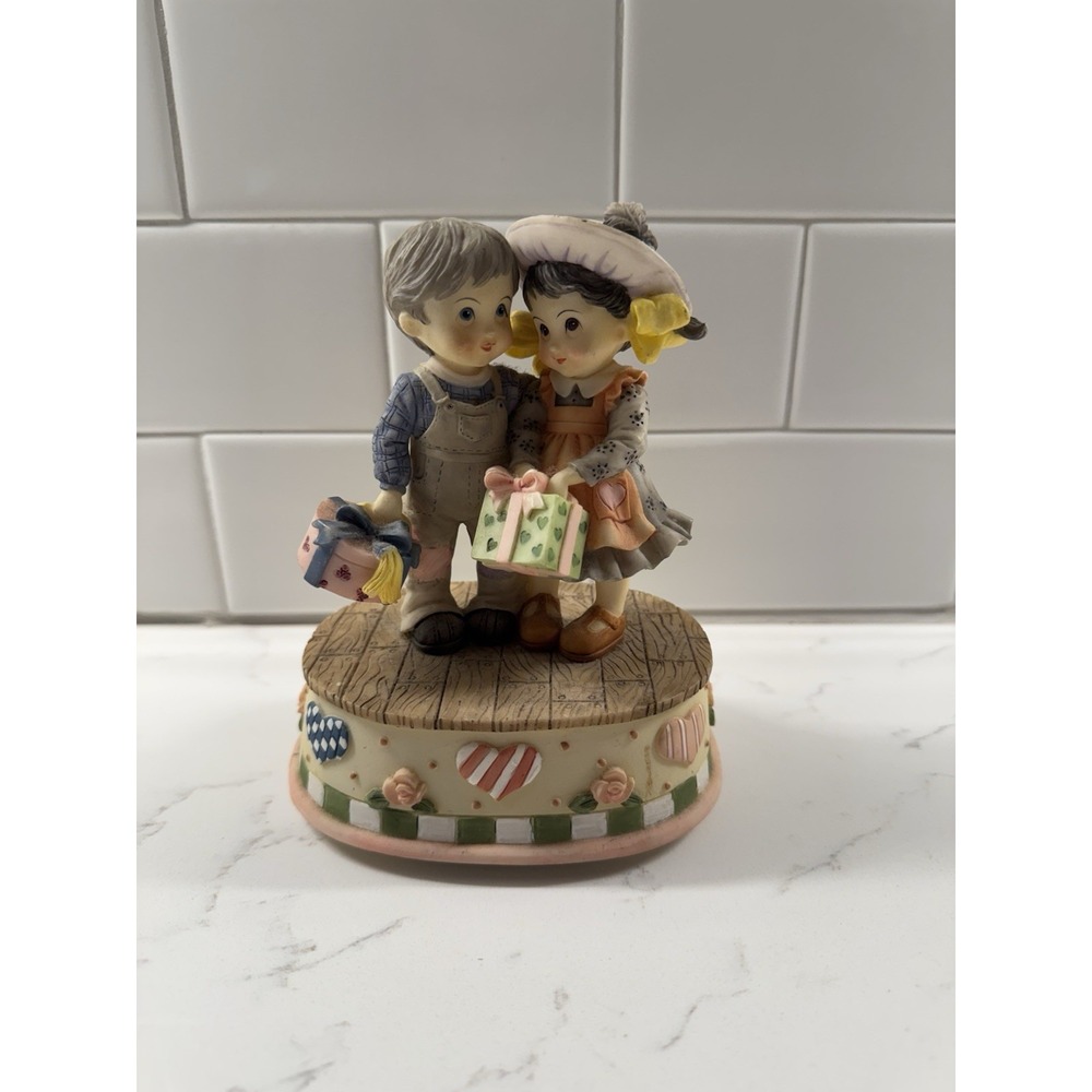 Vintage music box‎ Ceramic Boy And Girl Presents Works
